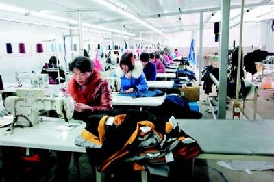 留守妇女撑起半边天 服装加工厂里的巾帼力量