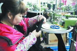 邓州忙织产业衣 家庭服装加工催生增收新路径