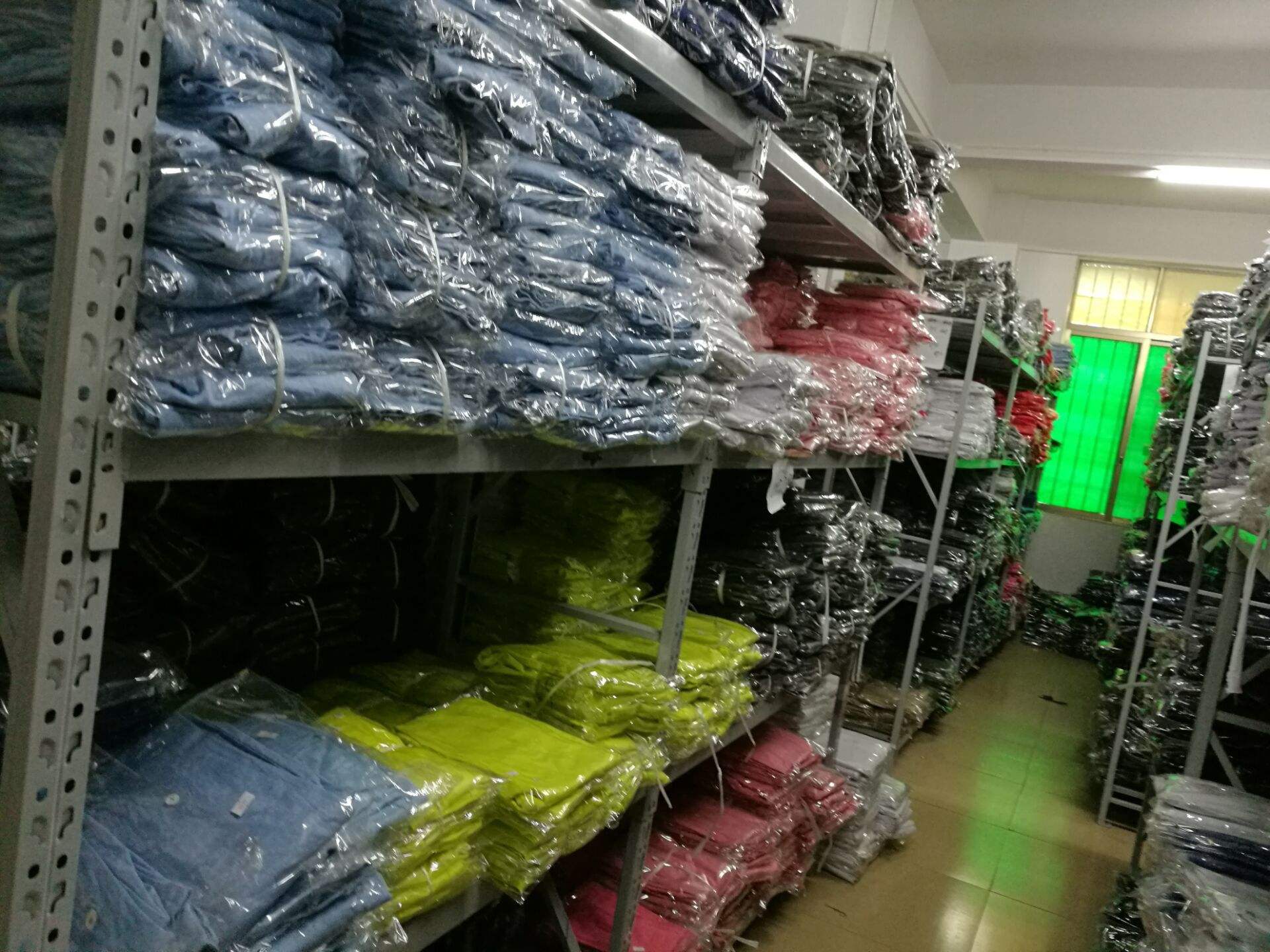 无意中发现的服装批发市场! 场地很大!每件衣服才3r起! 卫衣5-10元起,